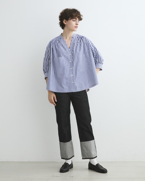 GATHERED STAND COLLAR SHIRT