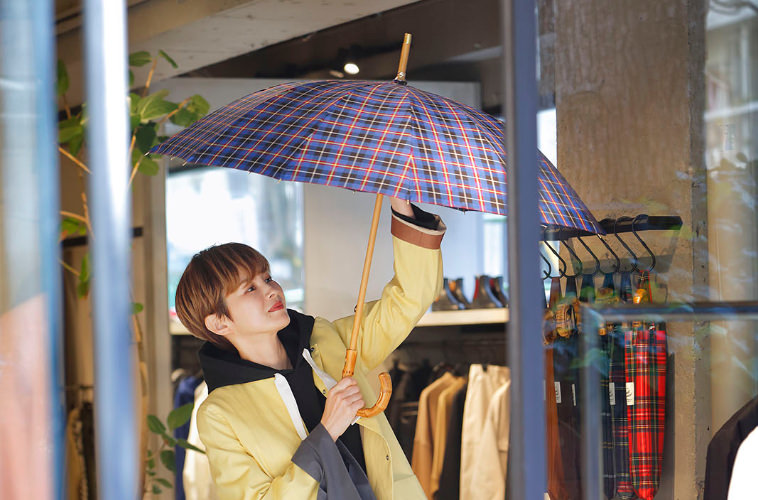 軽やかな春色のコートにはトラッド感のある長傘が良くお似合い