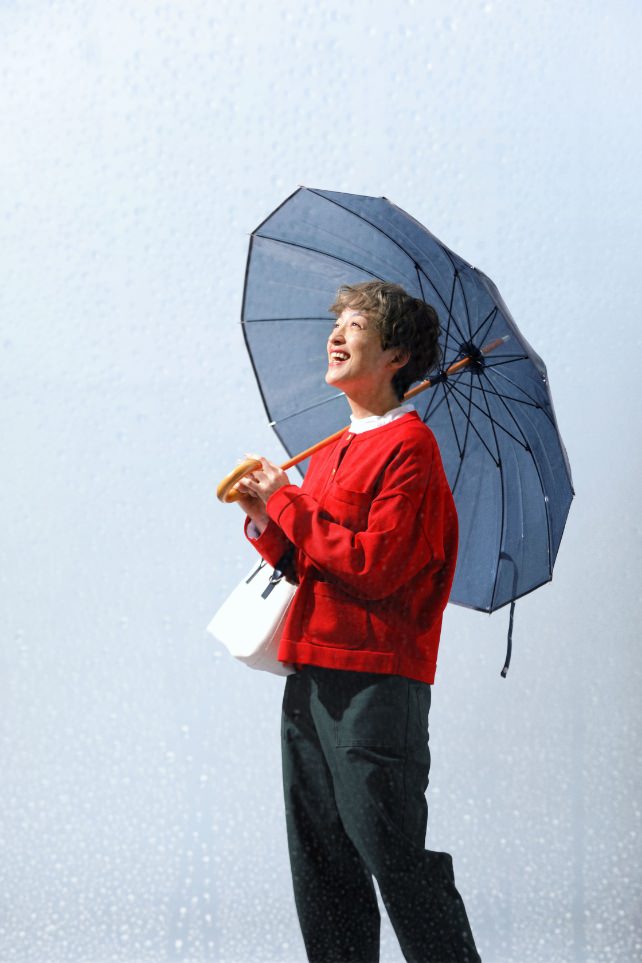 モダンな傘で雨の着こなしをグッとお洒落に